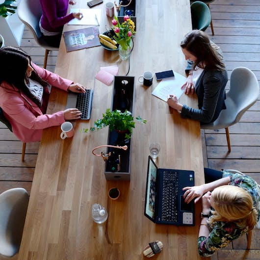 Menschen im Büro besprechen ein Projekt