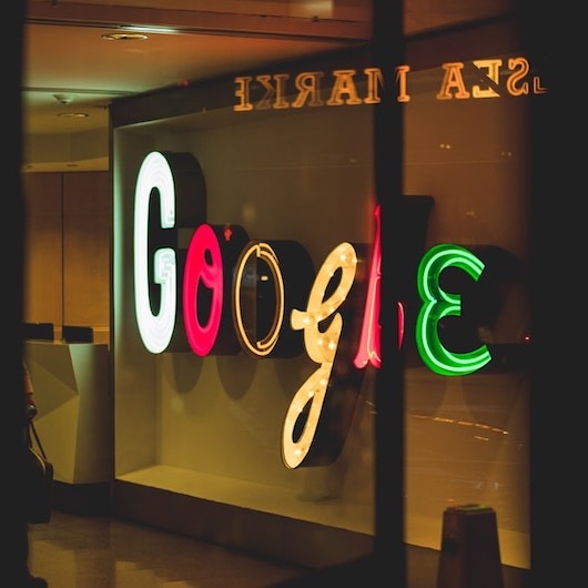 eine Leuchtreklame mit der Aufschrift „Google“